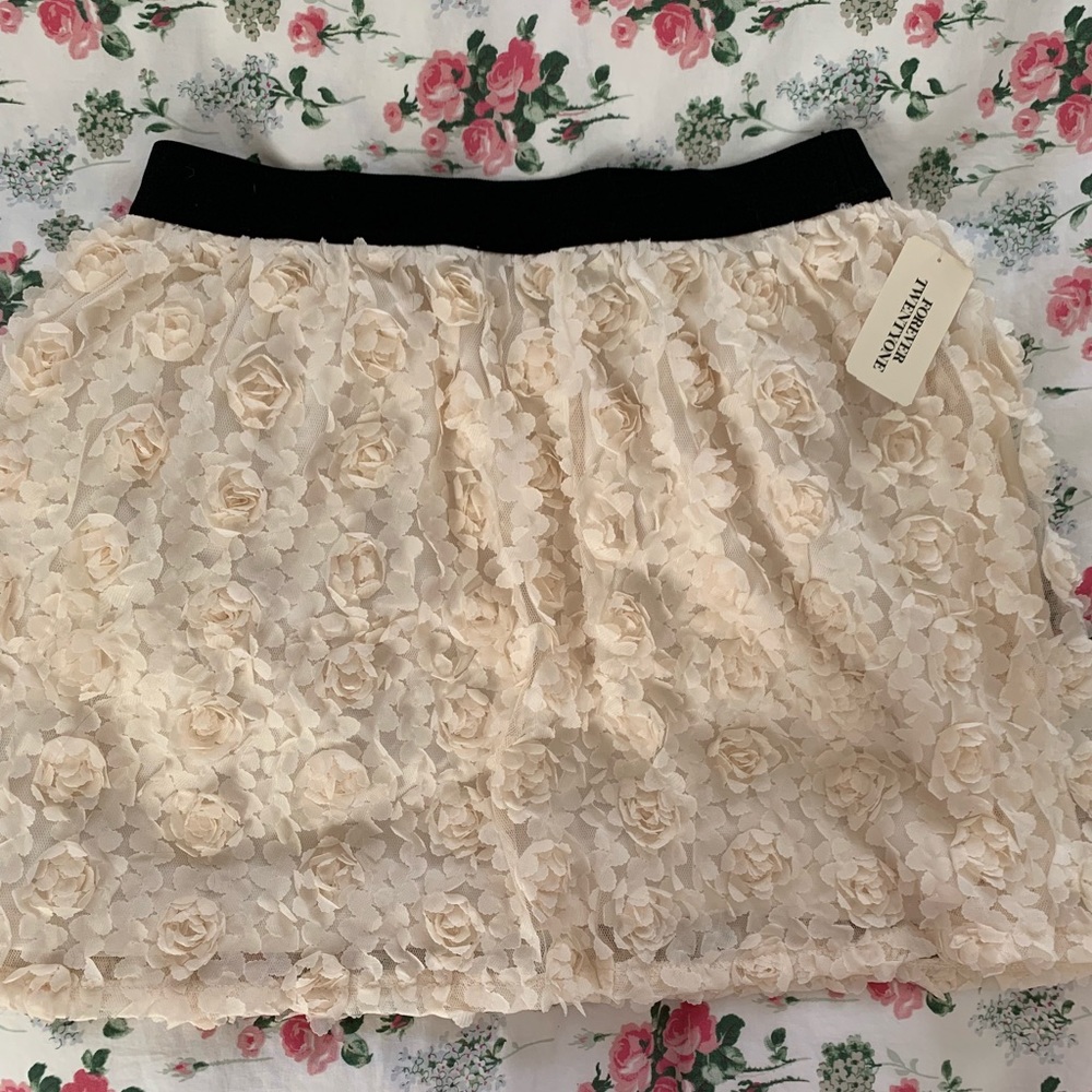 NWT WOMEN’S FOREVER 21 CREAM FLORAL RUFFLE SKIRT